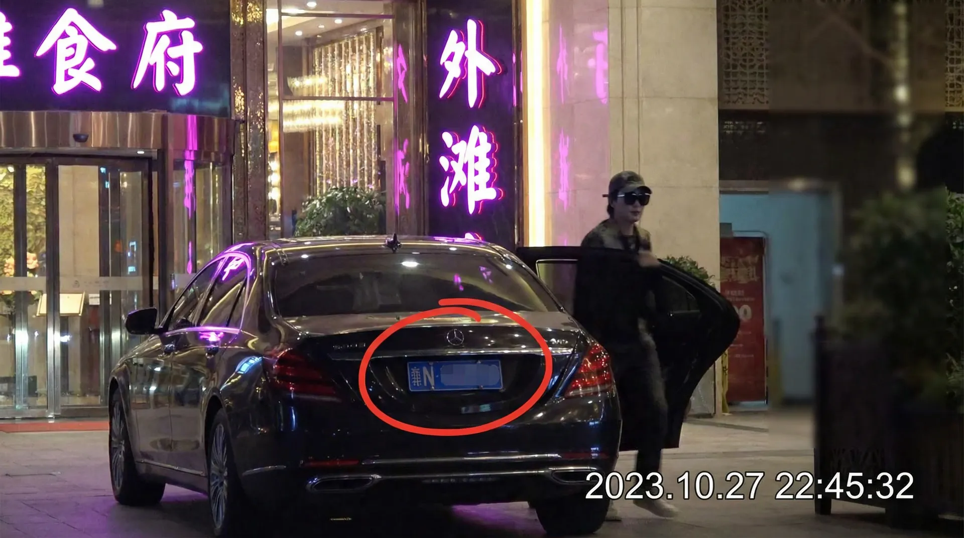 《里番动漫入口》里番动漫 - 二次元社区里番动漫交流社区 - 豪车餐厅外被拍