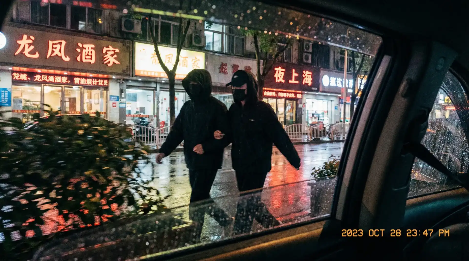 《里番动漫入口》里番动漫 - 二次元社区里番动漫交流社区 - 顶流明星深夜密会现场抓拍照片